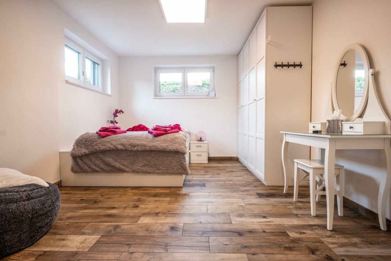Moderne Souterrain-Wohnung Anif Buitenkant foto